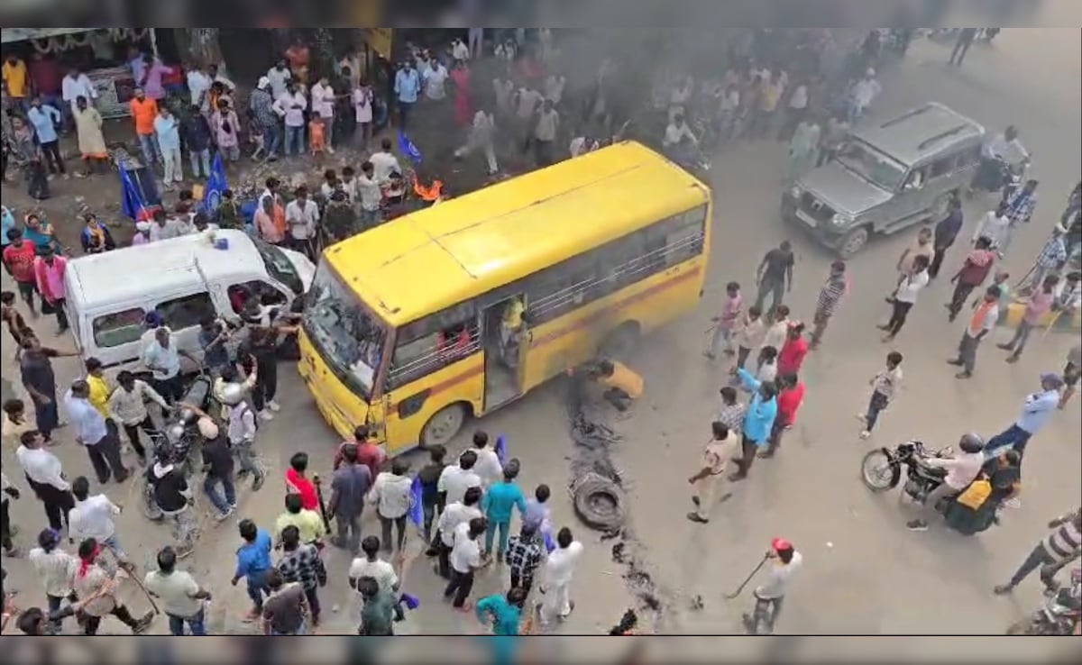 बिहार में भारत बंद के दौरान जलते हुए टायरों पर से गुजरी बच्चों से भरी स्कूल बस, बड़ा हादसा टला