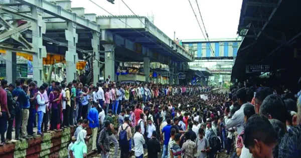 महाराष्ट्र में नाबालिग लड़कियों का यौन शोषण, लोगों ने प्रदर्शन कर रोकी ट्रेन 