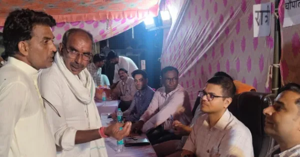 जिला कलक्टर ने लालसोट के कांकरिया में रात्रि चौपाल में सुनी ग्रामीणों की समस्याएं