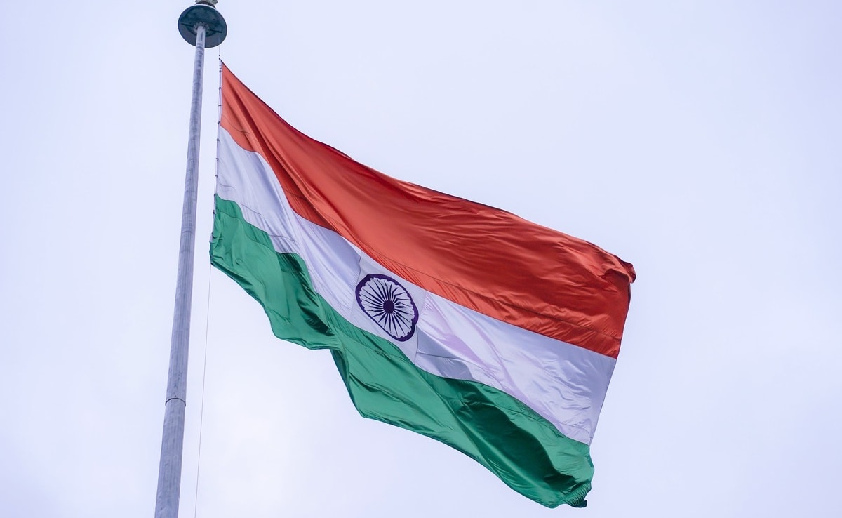 Republic day 2025 : देशभक्ति कविताएं और गीत भेजकर दीजिए अपनों को गणतंत्र दिवस की शुभकामनाएं