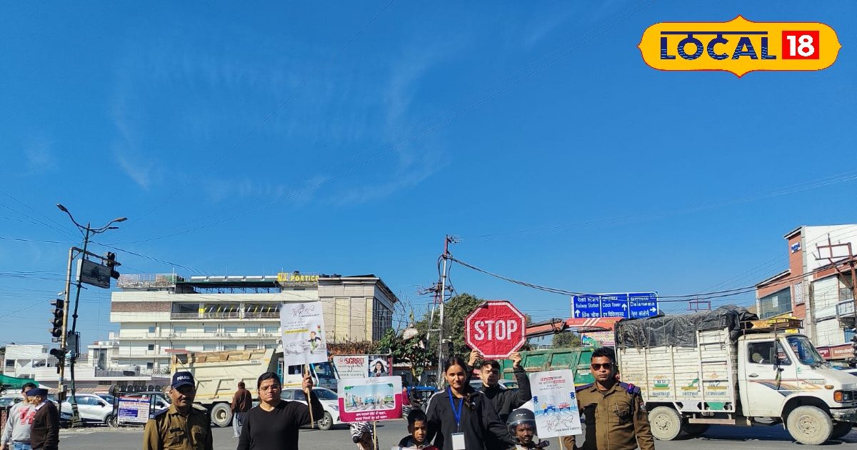 कमंडल और चिमटा नहीं हाथ में iPhone, डिजिटल बाबा के ढंग की कायल  हुई कुंभ नगरी