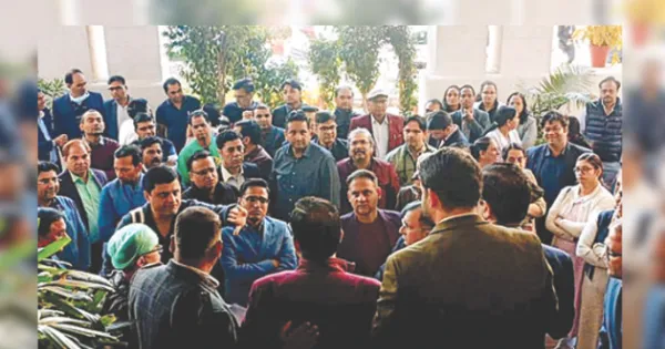 डीएसीपी में देरी से नाराज मेडिकल टीचर्स ने जताया विरोध, एसएमएस अस्पताल में किया प्रदर्शन, मांगें नहीं मानने पर आंदोलन की चेतावनी