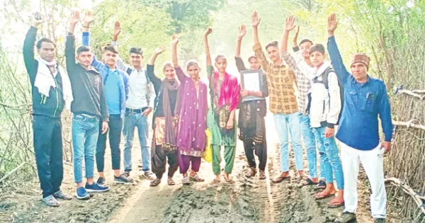 दो ग्राम पंचायतों के बीच भंवर में फंसी कीचड़ भरी राह