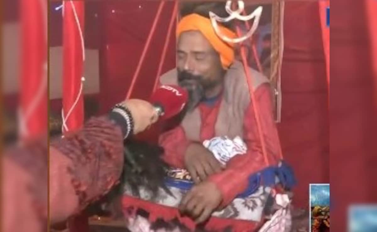 महाकुंभ 2025: क्या आप 10-12 घंटे खड़े रह सकते हैं? मिलिए इन बाबा से जो छह साल से खड़े हैं!