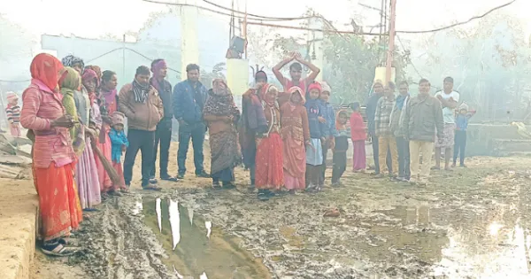 सड़क पर कीचड़, जनता भुगत रही खामियाजा