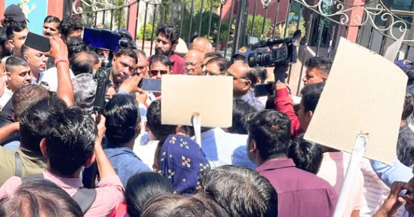 दिव्या मोहनानी को न्याय की मांग : मानसरोवर में सिंधी समाज का विशाल प्रदर्शन, उग्र प्रदर्शन करने की दी चेतावनी