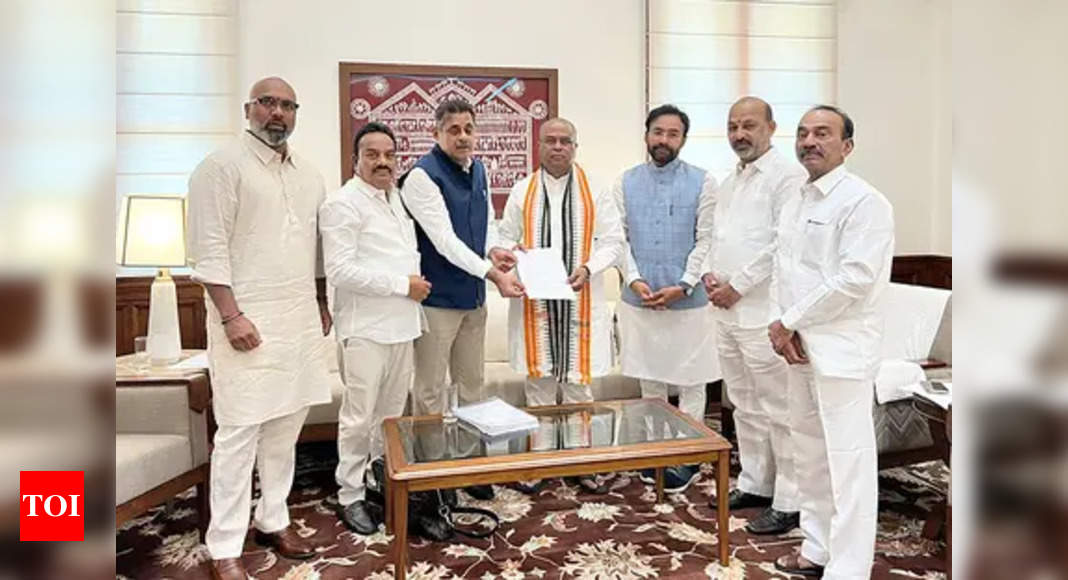 HCU students protest to save 400 acres of sensitive land near campus, BJP MPs urge education minister to intervene - The Times of India