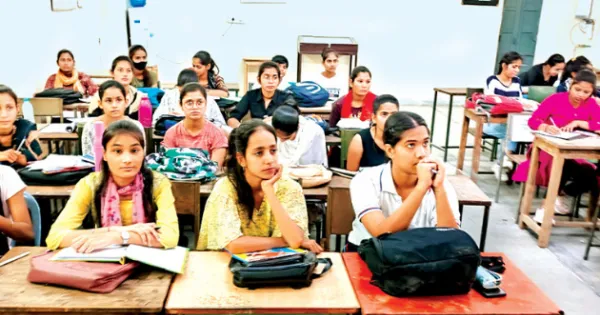 अब गर्मियों की छुट्टियों में भी खुलेंगे कॉलेज, लगेंगी कक्षाएं