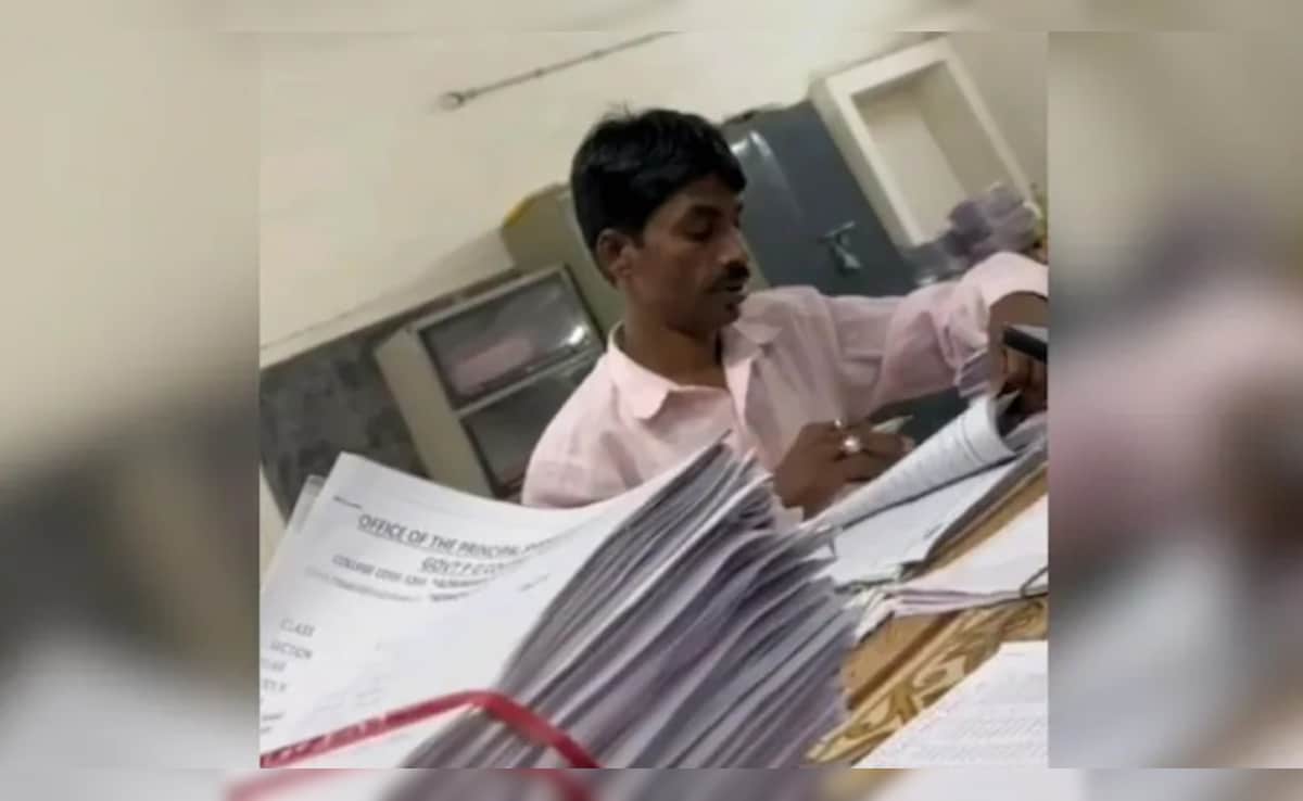 गजब है एमपी! चपरासी ने चेक की यूनिवर्सिटी एग्जाम की आंसर शीट, प्रिंसिपल और प्रोफेसर सस्पेंड