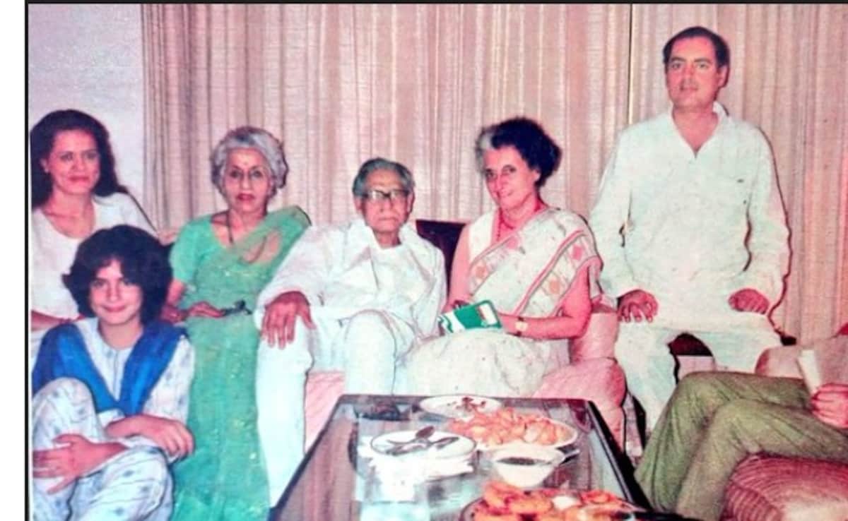 गांधी परिवार के साथ दिख रही इस महिला ने कराई थी सोनिया और राजीव की शादी, बेटा है सुपरस्टार, पहचाना ?