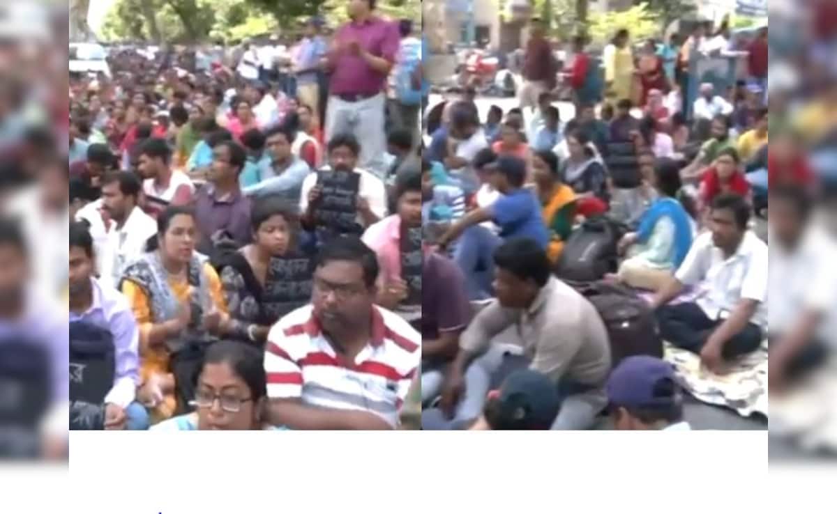 पश्चिम बंगाल: नौकरी गंवाने वाले शिक्षकों का विरोध प्रदर्शन, ‘OMR शीट’ जारी करने की मांग पर अड़े