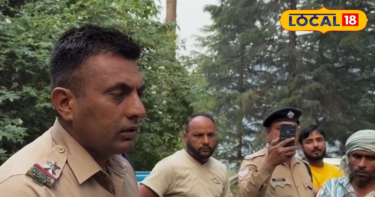 रामगढ़ रोड पर पुलिस ने चेकिंग के लिए रोका दो लड़कियों को, फिर जो हुआ, देखें