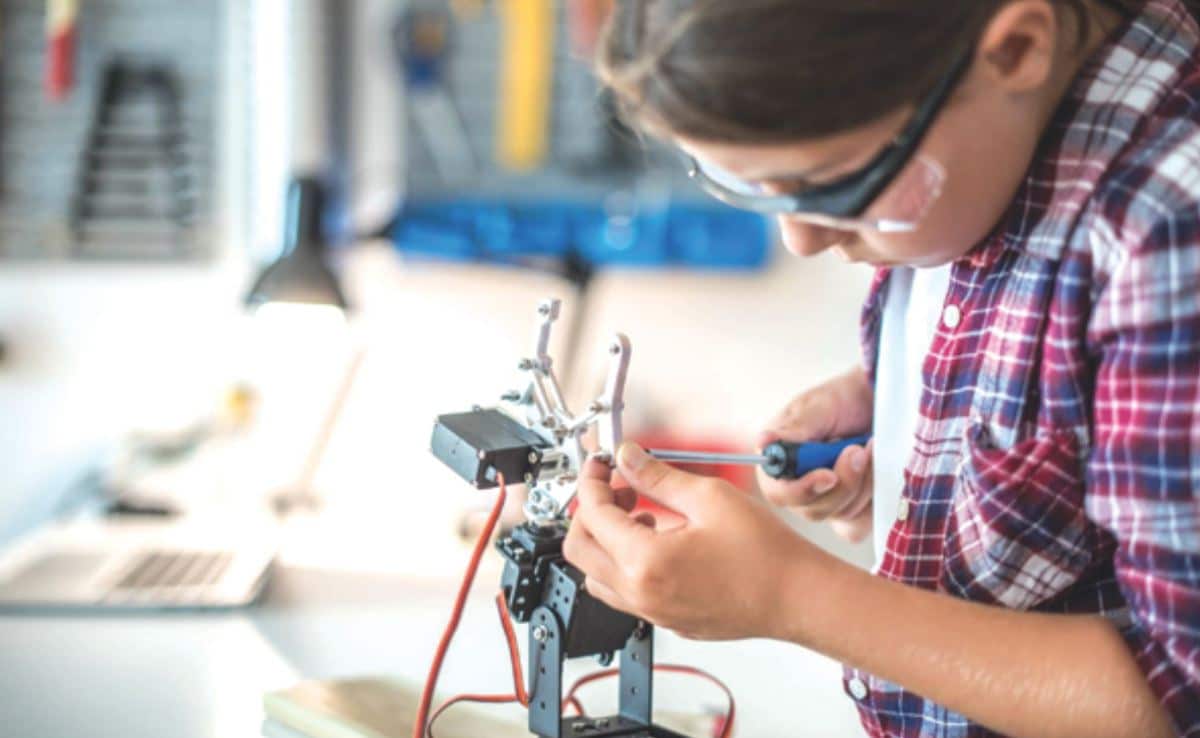 केरल 10वीं कक्षा के सभी छात्रों के लिए रोबोटिक्स शिक्षा अनिवार्य करने वाला पहला राज्य बना