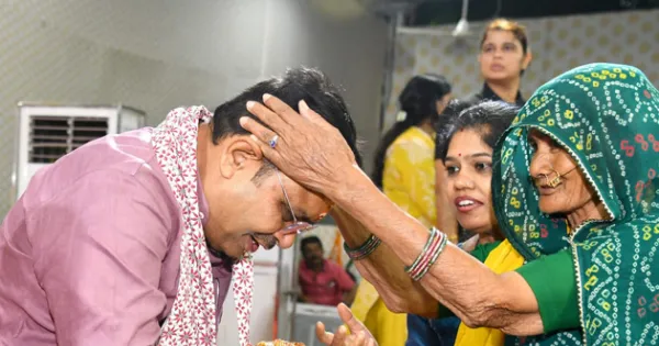 रक्षाबंधन पर मुख्यमंत्री आवास में बहनों का जुटान, सीएम ने दिया बहनों को उपहार