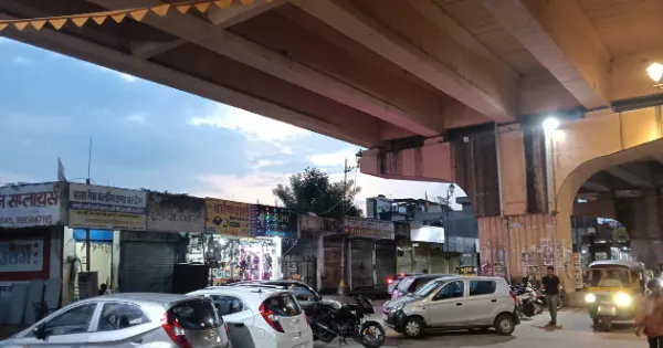 कोटा उत्तर वार्ड 10 - सब्जीमंडी में सफाई व्यवस्था लाचार, नालियां जाम: पुल के नीचे अवैध पार्किंग से बढ़ रही परेशानी