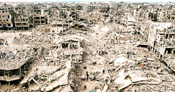 गाजा में मलबे के बीच जीवन की वापसी : इजरायली हमले में बन चुका खंडहर, 10 हजार से ज्यादा शव अब भी मलबे में दबे 