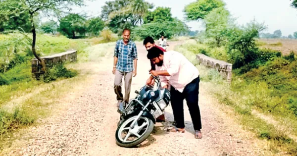 लापरवाही : खस्ताहाल सड़क दे रही हादसों को न्यौता, जन प्रतिनिधि आते हैं और आश्वासन देकर चले जाते हैं