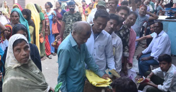 सर्वर डाउन, गेहूं वितरण में अड़चन, राशन की दुकानों पर दूसरे दिन भी लगी लंबी कतारें